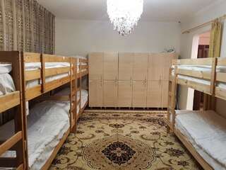 Хостелы Stella Hostel Алматы Спальное место на двухъярусной кровати в общем номере для мужчин и женщин-1